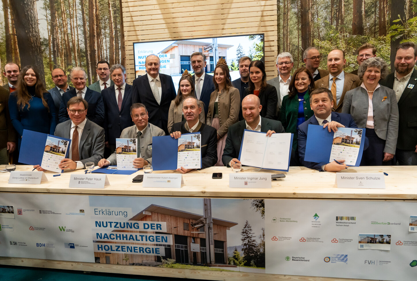 Unterzeichnung der Erklärung zur Holzenergie in Berlin: Gruppenfoto der beteiligten Landesministerinnen und Landesministern