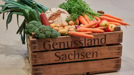 Holzkiste mit frischem Gemüse und Aufschrift »Genussland Sachsen«